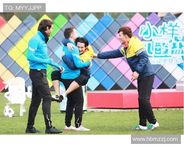 足球明星身着藏服的独特风采与魅力展示,融合文化与运动的完美瞬间